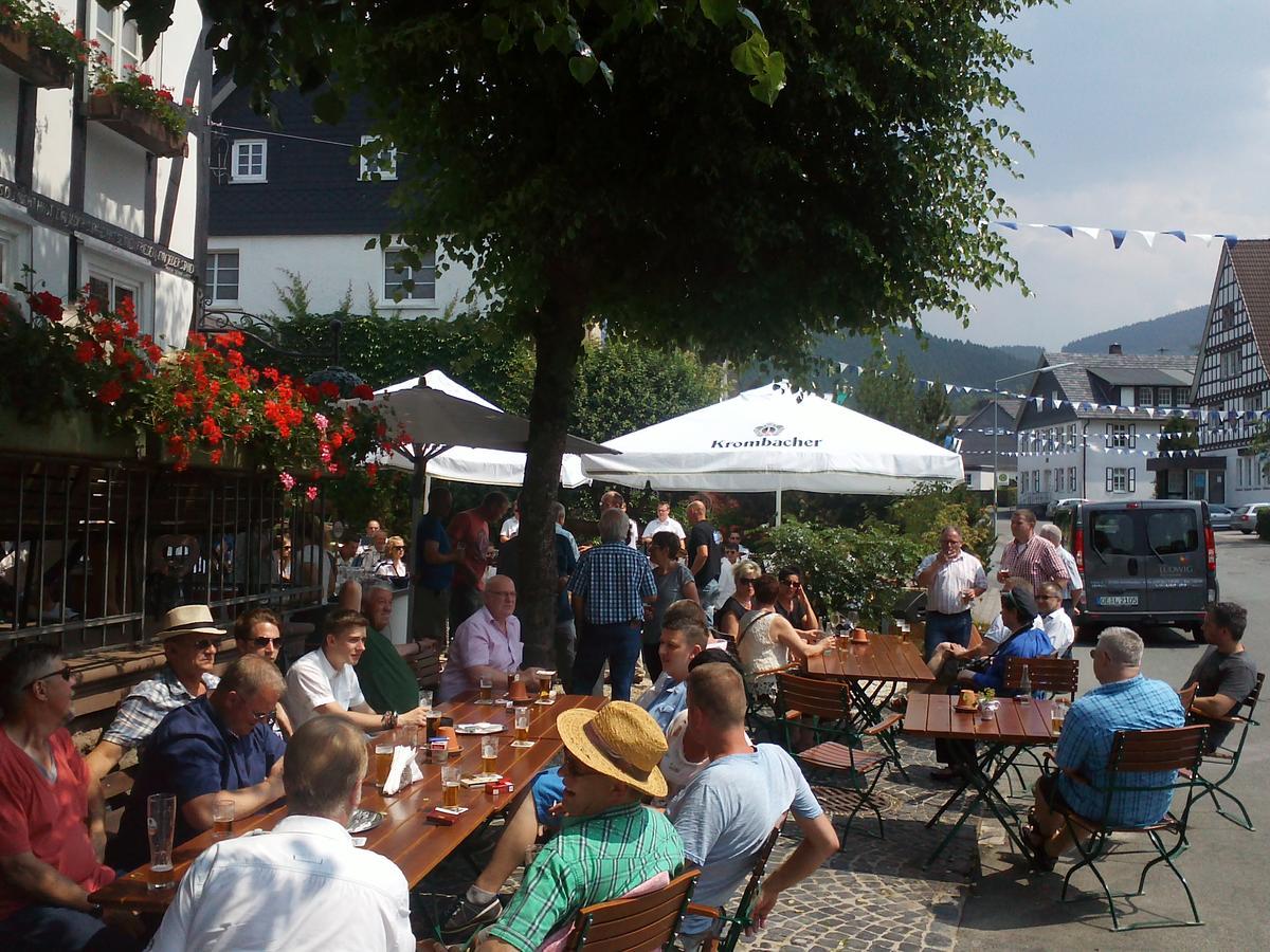 Hotel Gasthof Zu Den Linden Oberhundem Esterno foto